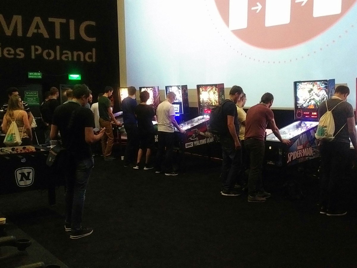 LAFK_pl's tweet photo. I nowa edycja @JVM_bloggers wychodzi wśród flipperow #geecon /Cc @TomaszDziurko https://t.co/HJGM4KfeAs