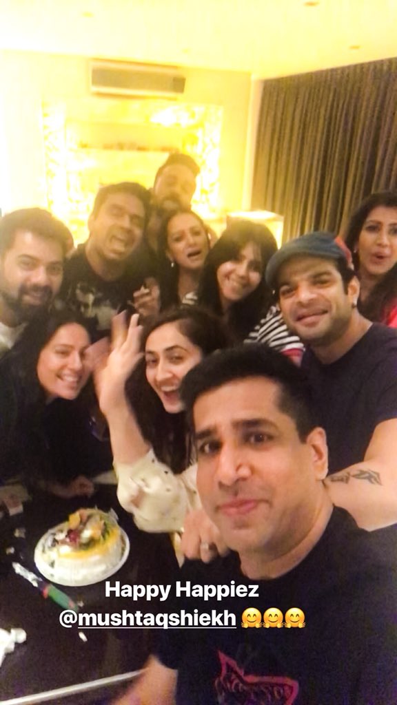 TeamShabirA's tweet photo. [PICS] Birthday celebrations 🎂😄
#shabirahluwalia #ektakapoor #anitahassanandani #karanpatel
📸: saketts , ektaravikapoor IG!
🔖: https://t.co/I6lw193P40 https://t.co/zLrUWUiYVL