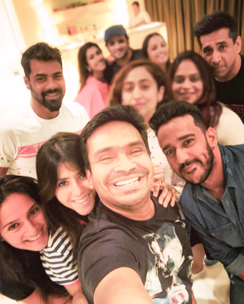 TeamShabirA's tweet photo. [PICS] Birthday celebrations 🎂😄
#shabirahluwalia #ektakapoor #anitahassanandani #karanpatel
📸: saketts , ektaravikapoor IG!
🔖: https://t.co/I6lw193P40 https://t.co/zLrUWUiYVL