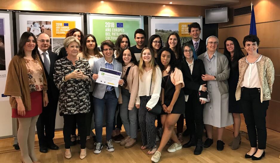 Colegio Santísimo Sacramento de Madrid, ganador #Euroscola2018 en la Comunidad de Madrid con su vídeo 🎥📼 #WhoAmI que podéis ver aquí ▶ bit.ly/2ryA1Du <a href="/euroscolaES/">EuroscolaES</a> <a href="/isoldamateo/">Isamd</a>
