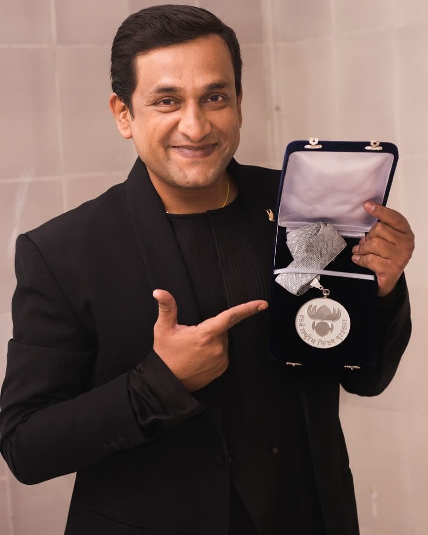 prasadoak17's tweet photo. दिल्लीत #कच्चालिंबू साठी 
NATIONAL AWARD स्वीकारताना 
मी "बरा" दिसावा म्हणून काही लोकांनी 
खूप मेहनत घेतलीय...!!!
त्यांच्यासाठी ह�� ऋणनिर्देश आणि मनःपूर्वक आभार...!!!
thank u so much for this lovely outfit...!!!
Outfit from @Moremischiefinc
Styling by @prache1 https://t.co/qafobsxcoH