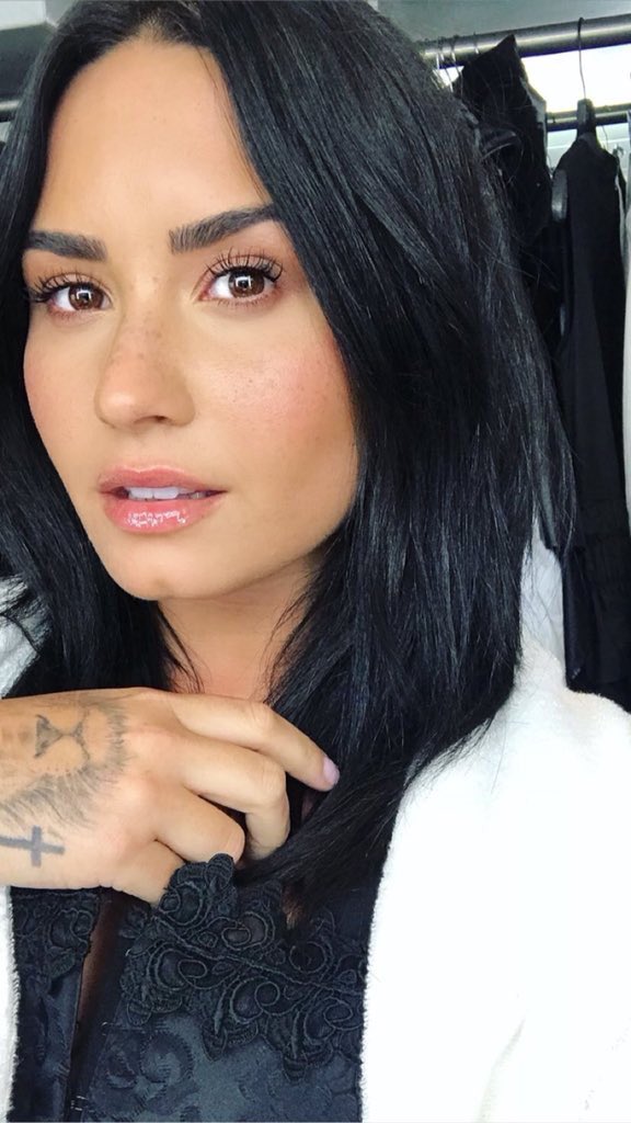 Demi Lovato France S Tweet Miss Demetria Is Back With Her Short