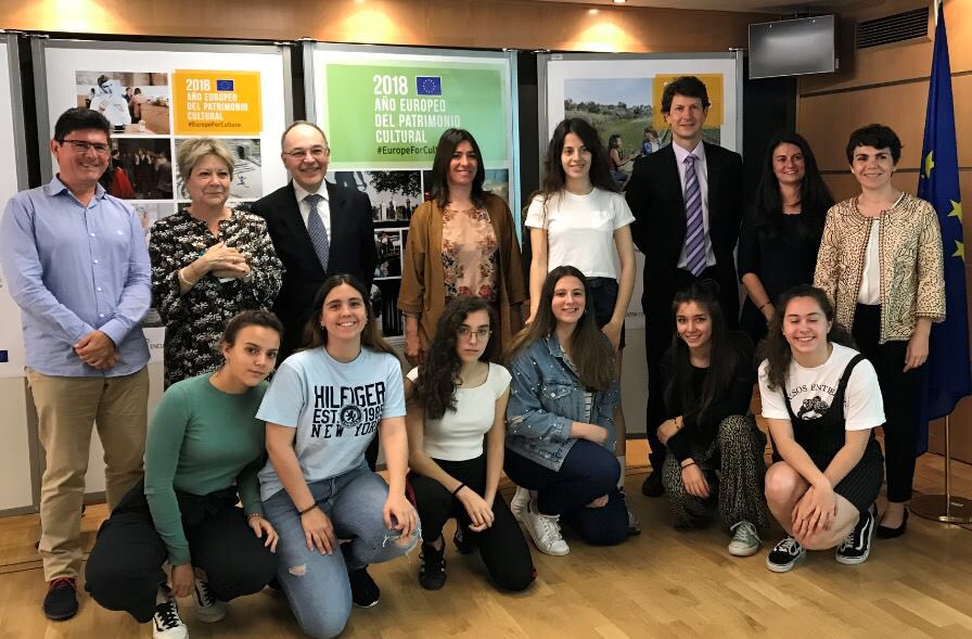 Cuarto clasificado en la Comunidad de Madrid #Eurosola2018: <a href="/RafaelaYbarraAC/">Col. Rafaela Ybarra</a> con su vídeo 🎥📼 “Enjoy with a little things of Europe” youtu.be/daOEijnhWa4 <a href="/euroscolaES/">EuroscolaES</a> <a href="/isoldamateo/">Isamd</a>