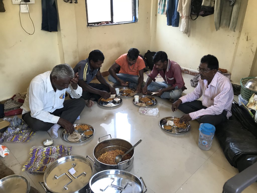 keyurpateldaman's tweet photo. Workers of Daman are delighted to get hot, nutritious, subsidised meal by Administration under #ShramyogiPrasad 
@narendramodi https://t.co/jFZgh0UnMV