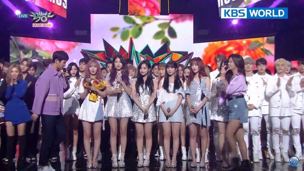 kpopinarab's tweet photo. فرقة GFRIEND تُحقق فوزها الرابع في برنامج "Music Bank" الموسيقي.
إنجازٌ آخر يثبت نجاح عودة الفتيات، تهانيا!
#TimeForTheMoonNight4thWin https://t.co/qVkRmp1nEy