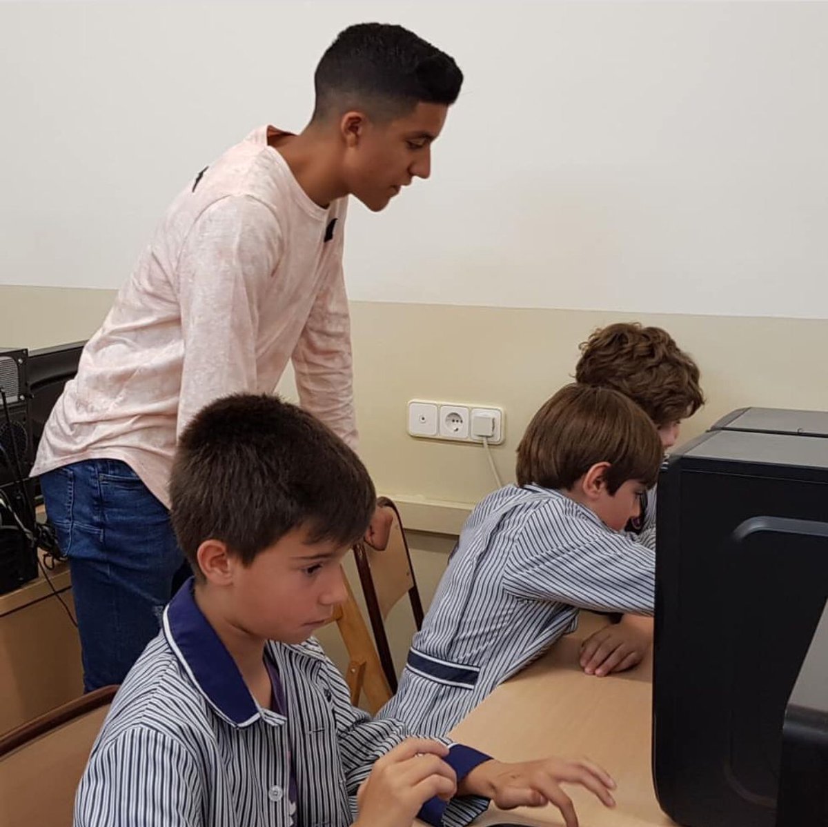 EscolapiesFIG's tweet photo. Els alumnes de @EF3erESO han dissenyat un programa informàtic que multiplica sol. Avui l’han ensenyat als nens i nenes de #tercer de Primària. Bona feina 👏🏻👏🏻👏🏻👏🏻! #esoESC #primESC @EscolaCristiana https://t.co/za6zkNXQzl