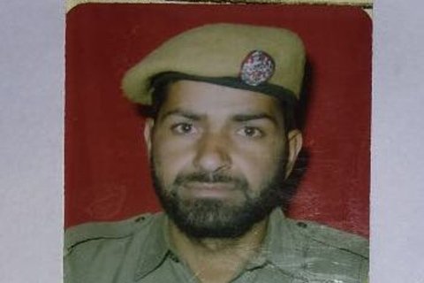 GreaterKashmir's tweet photo. #Kashmir: Cop killed in #Wadwan militant attack; youth injured in clashes
https://t.co/KpcLvDzigB https://t.co/j7npQ4Wm48
