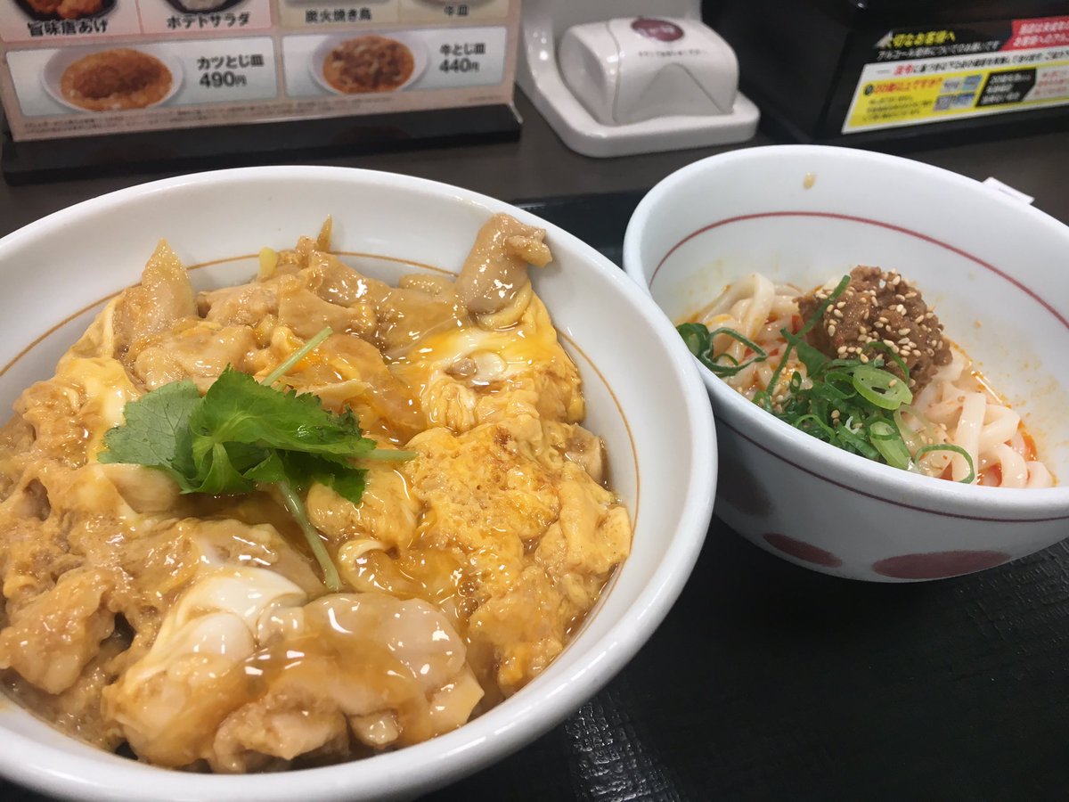ごい なか卯のオススメ 親子丼 ミニ冷やし坦々麺を頼みます 坦々麺の麺を先に食べたら 残り汁を親子丼にぶっかけます れんげでがっつきます クソうまいのでお試しあれ