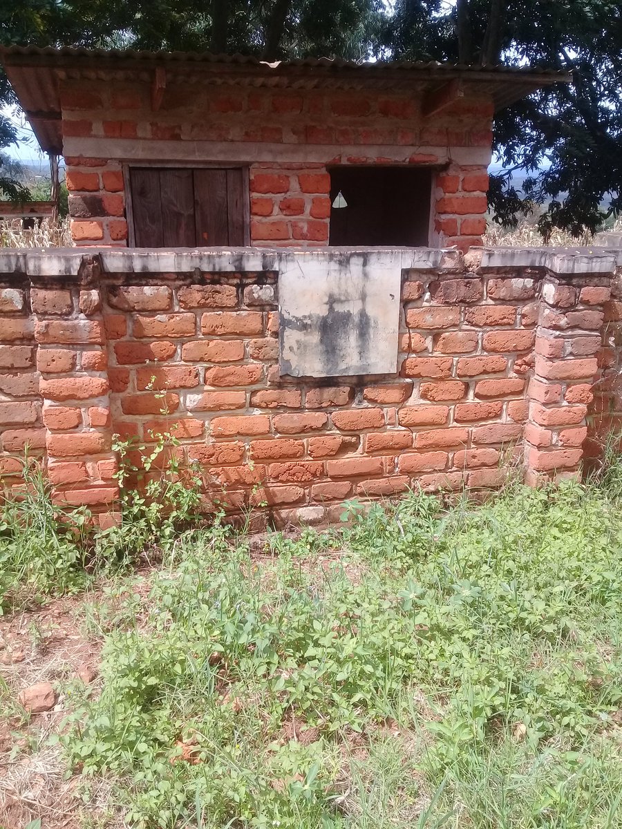 FidesiMashaka's tweet photo. Shule hii ina uhaba wa nyumba za walimu na na vyoo ni shule ya msingi #kahama iliyopo kibondo walimu  wana matundu mawili lakini  tundu moja lilihalibika wanabaki kutumia tundu moja walimu wote. Tunaomba serikali ilione hilo. @IssackKatabizi @MsemajiMkuu@JosephKajuli @MagufuliJP https://t.co/Xak18AOP1M