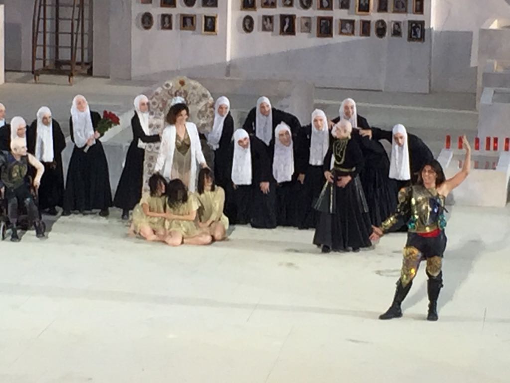 TgrRaiSicilia's tweet image. Nel #Tg delle 14,00 parleremo di spettacoli. A #Siracusa il debutto dell'#Eracle di #Euripide per la regia di #EmmaDante, prima del 54° ciclo di spettacoli classici. Versione originale che fa discutere. @TgrRai Seguiteci su tgr.rai.it/sicilia