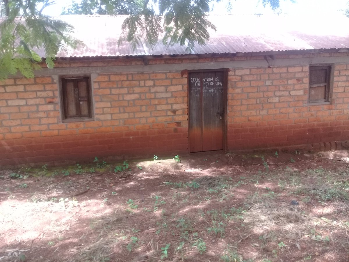 FidesiMashaka's tweet photo. Shule hii ina uhaba wa nyumba za walimu na na vyoo ni shule ya msingi #kahama iliyopo kibondo walimu  wana matundu mawili lakini  tundu moja lilihalibika wanabaki kutumia tundu moja walimu wote. Tunaomba serikali ilione hilo. @IssackKatabizi @MsemajiMkuu@JosephKajuli @MagufuliJP https://t.co/Xak18AOP1M