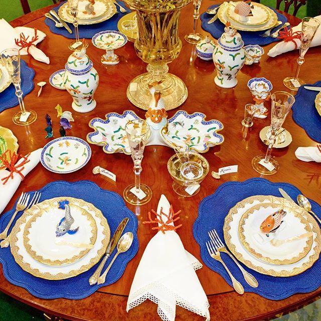 Scully1934's tweet photo. A sofishticated table for summer entertaining!
.
.
.
.
.
#herend #herendporcelain #fishscalegold #lalique #laliquefish #saintlouiscrystal #christofle #rounddiningtable #scallopedplacemats #ScullyandScully https://t.co/ViziIVuHXS