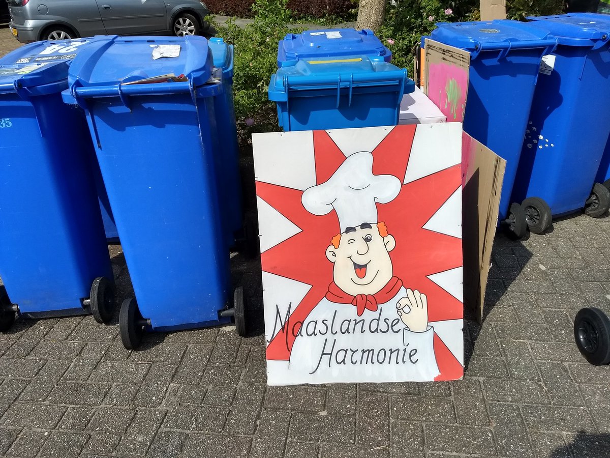 #OPRUIMING deze 'kok' hebben we niet meer nodig sinds we met <a href="/EuterpeMaasland/">EuterpeMaasland</a> gefuseerd zijn tot <a href="/Masalant_muziek/">Harmoniever.Masalant</a> De 'kok' is nu gedegradeerd tot oud karton voor <a href="/odomaasland/">ODO Maasland</a> en <a href="/vvMVV27/">MVV '27</a> Alvast bedankt aan het OPA-team van vanavond dat zich over de 'kok' ontfermt. #afscheid