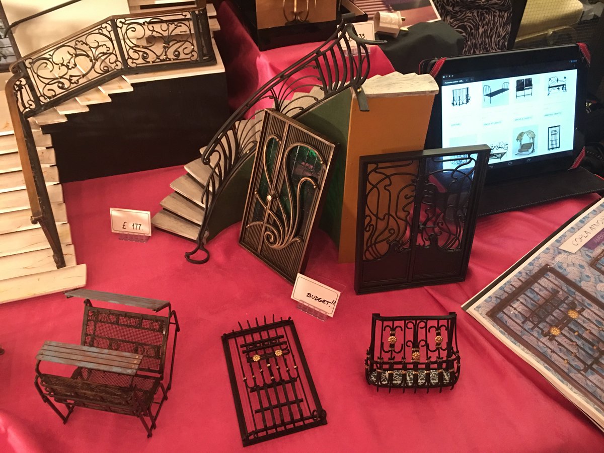 ArrabioPH's tweet photo. Ya estamos en el #KensingtonDollsHouseFestival con mucha ilusión de esta nueva experiencia y con ganas de crear nuevos sueños. Como podemos ayudarte. #LosPequeñosDetallesCreanGrandesHistorias https://t.co/HkyHG9dzAd  #ARRABIO by #WEARTZ #escala1:12 #miniatures #miniaturas #1:12 https://t.co/w24Bh8FVZu