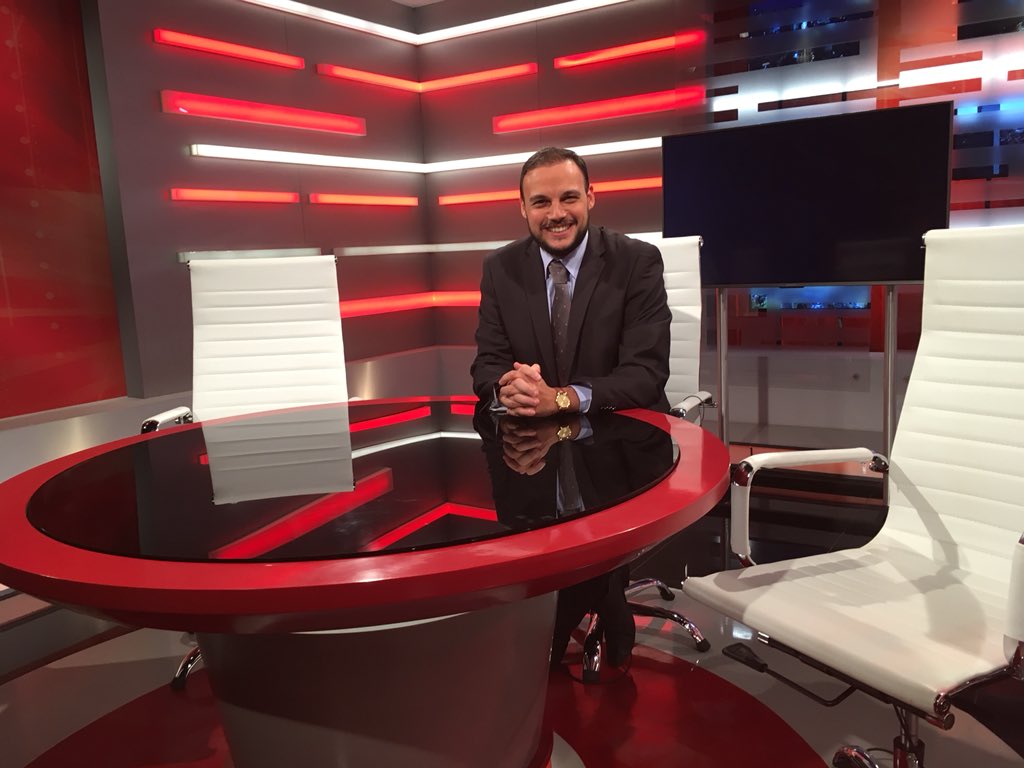 Como quizás hayan escuchado y visto, hoy se cerró (por lo menos momentáneamente) un ciclo. #TeledíaPrimeraHora empezará a salir de 7 a 8 y eso no deja espacio para la #Entrevista. Les agradezco infinitamente los msjs de cariño y la valoración de mi trabajo que me hacen llegar.