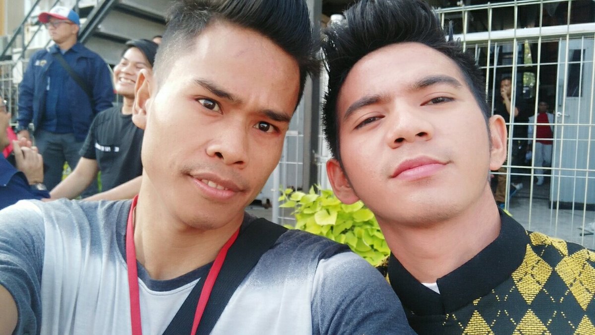 #RizkiRidhoSelaluDiHati
Udh mirip blum jambulnya sama twnis