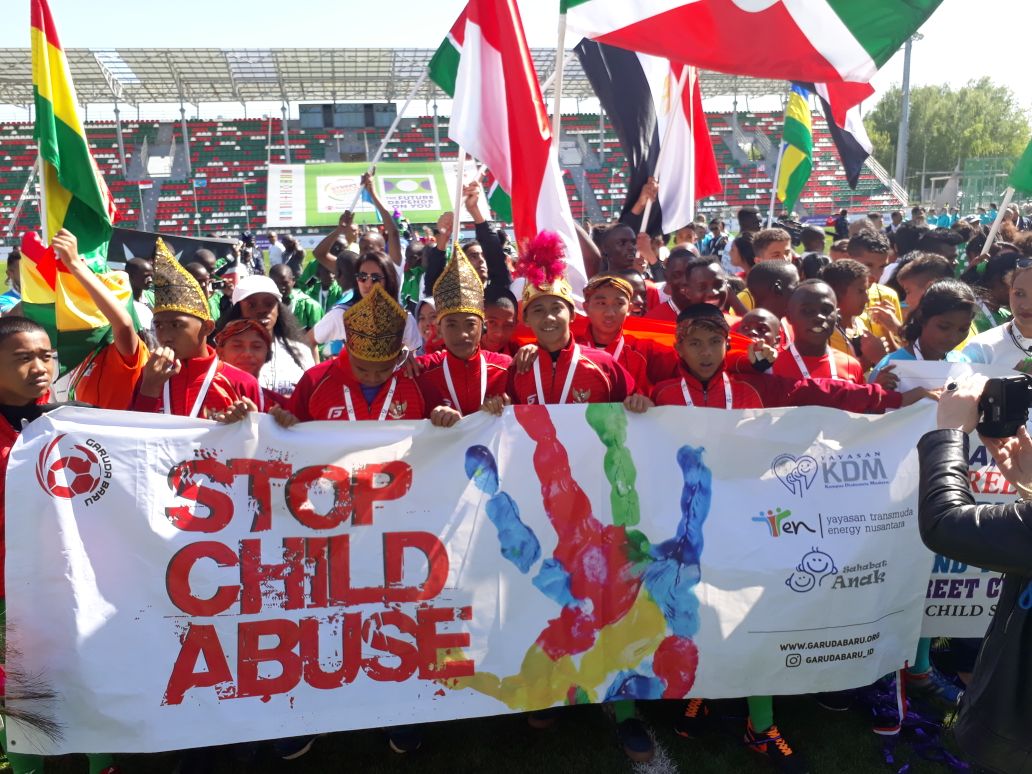 GarudaBaru_ID's tweet photo. Stop Child Abuse!!
#childrightscampaign #StreetChildWorldCup #scwc2018 #maindilapanganbukandijalanan #beripeluangbukanuang https://t.co/m7lAKpkELu