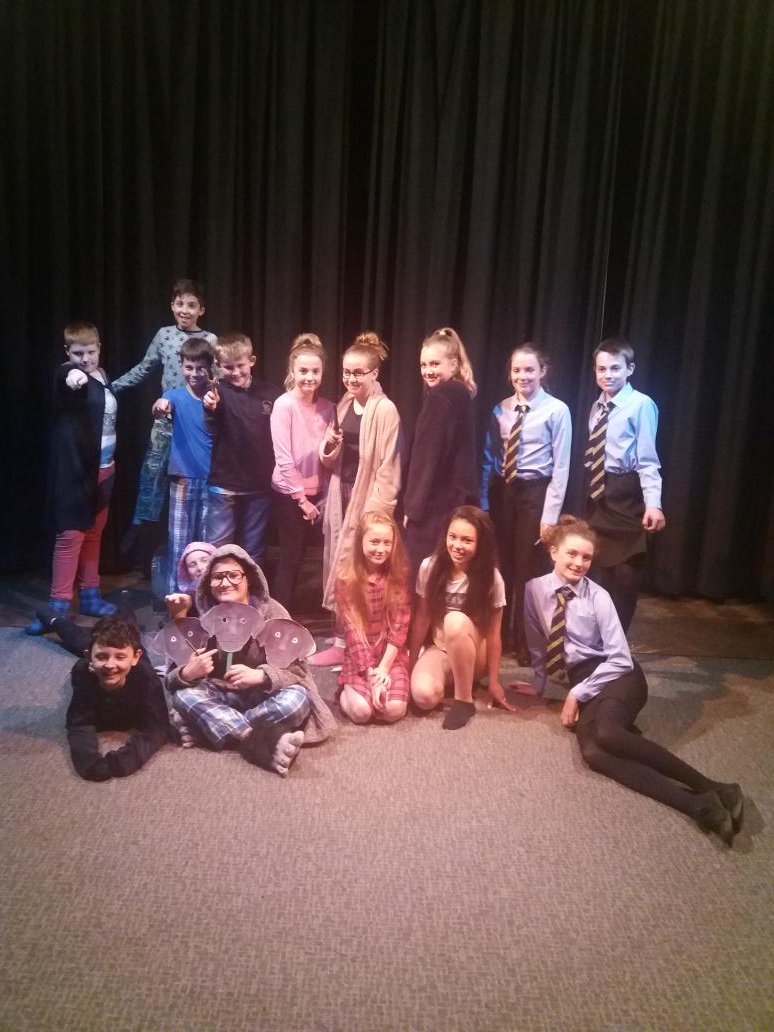 7B yn cael ymaerfer gwisg o'u perfformiadau Harry Potter. Pob lwc!