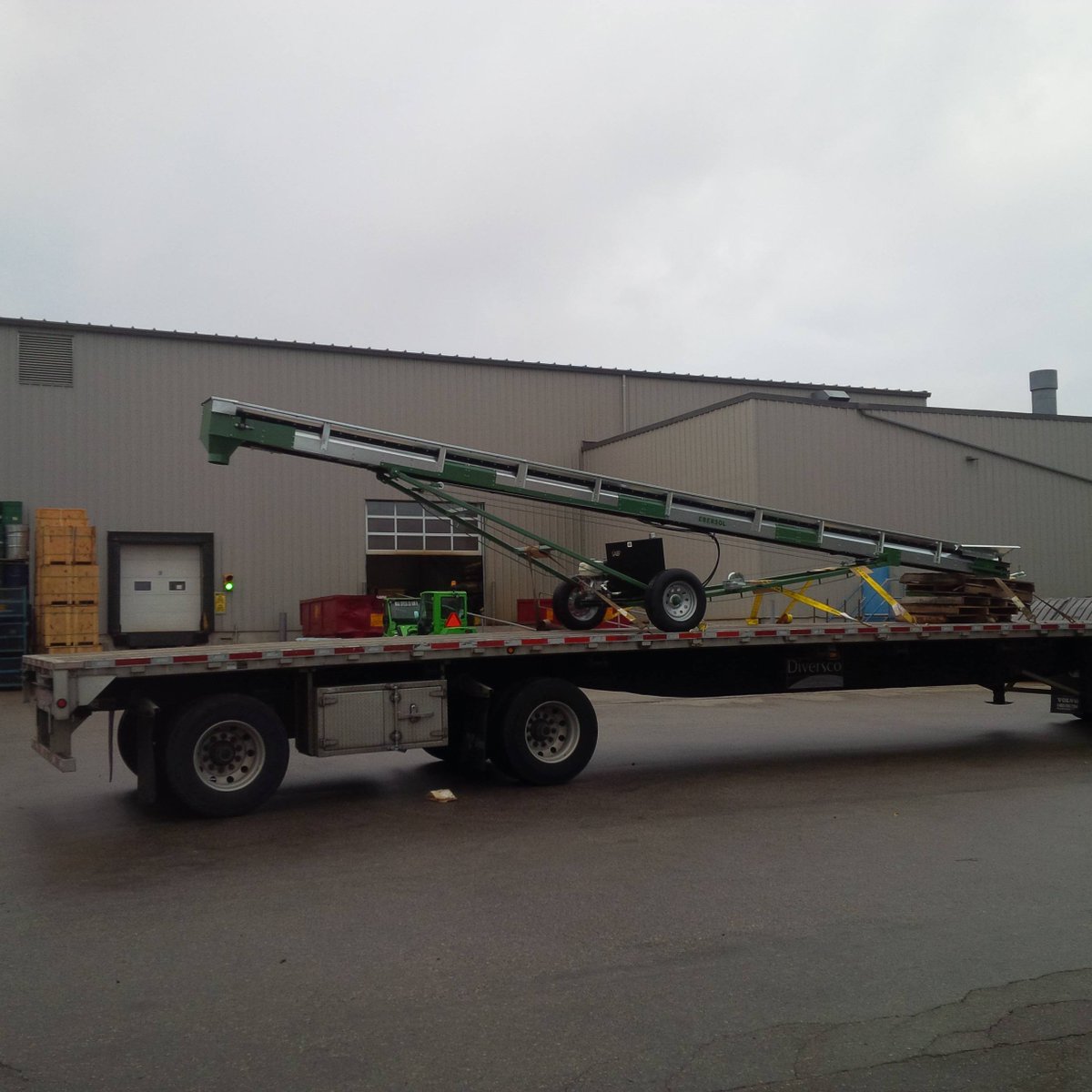 HFourLogistics's tweet photo. Big or Small we Haul it all #trucking #transportation #logistics #freight #oversize #manufacturing #Ontario https://t.co/e97sdU3apv