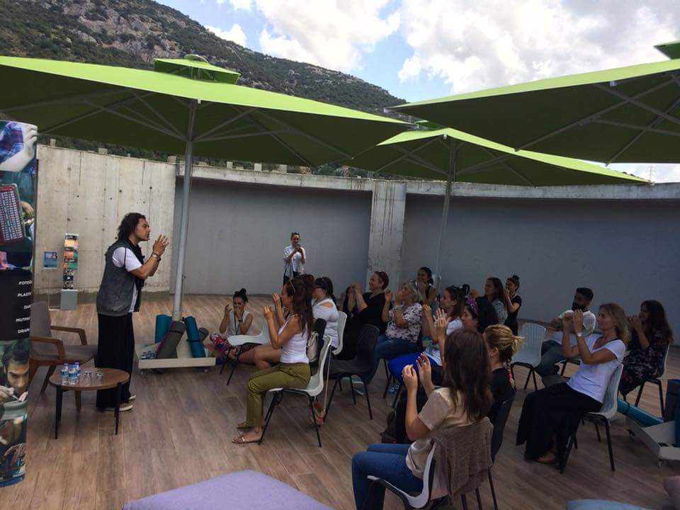 mertgulercom's tweet photo. Bugün çok keyifli geçen “#ZihinBedenUyumu ve #Yoga” etkinliğimiz yarın da “Bedenin Kozmik Zekası ile İletişim ve Yoga” ile devam edecek. Tüm #Bodrumlu can takipçilerimi yarın 10-12 arası @midtownavm Mi’Gallery’e bekliyorum, gelin tanış olalım 😍💚🙏
Rezervasyon: 05331546606 https://t.co/I1Q9Q2gsZY