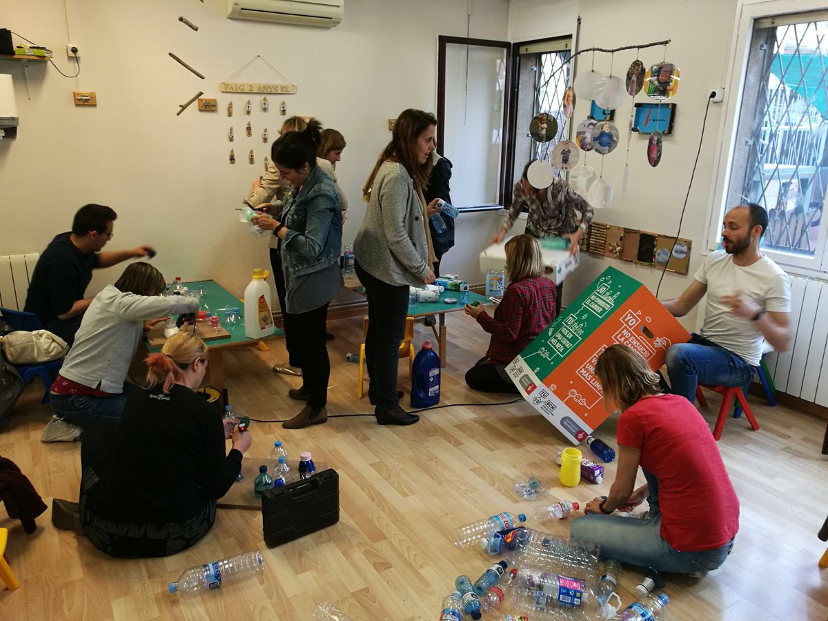 ainigog's tweet photo. Darrera reunió de curs de 1r C. d.Infantil a Virolai Grimm. Un moment més per a compartir amb les famílies il.lusió, feina, creativitat, riures i somriures. @EscolaVirolai https://t.co/SZdIIWgwBh