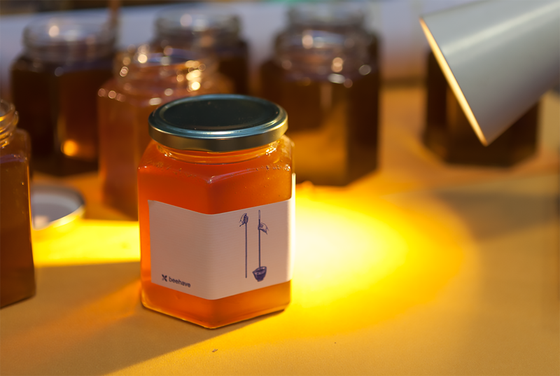 fundaciomiro's tweet photo. En el marc del projecte #beehaveBCN, l'artista Alfonso Borragán està convidant als veïns del #Clot a fabricar una mel «artificial» al llarg de diverses sessions de treball en què, a manera de rusc humà, connecten com a comunitat amb la seva història @bcncultura @FBSabadell https://t.co/fTopUn8jQK