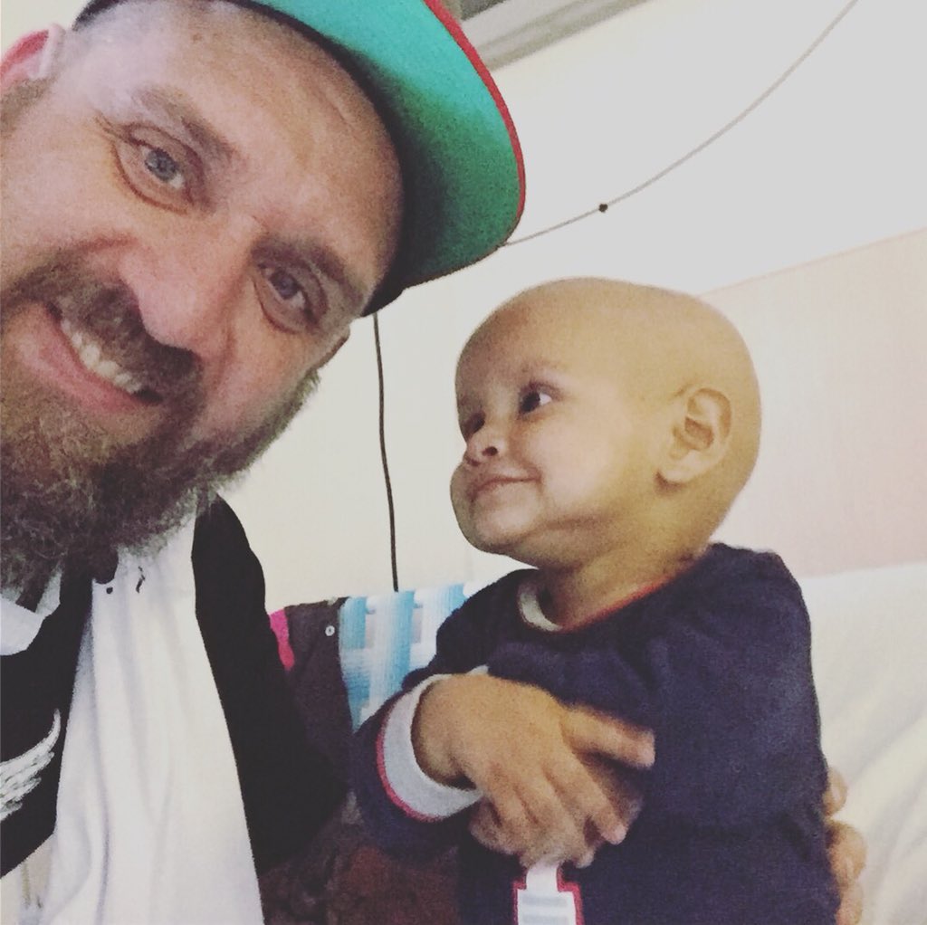 1 añito tiene y lleva más batallas que yo con 40. está en la sala oncologica del hosp de niños habitación 211 y su mamá está solita con su abuela , me pidieron por favor si podíamos ayudarla con pañales , calculo que deben ser talle S. RT! <a href="/wyndypinrod/">@wyndypinrod</a>