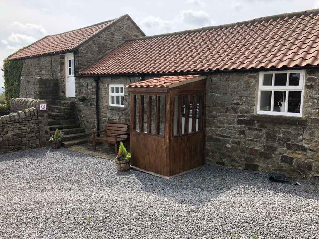 NEEALtweets's tweet photo. Just spent a blowy 30 minutes getting photos with #superwoman Katrina Love of Sandy Carr Farm - Katrina has had a 25% increase in business since attending #BoostyourBusiness with @CDCEA in Jan. Visit https://t.co/SUZCAZGPeC for short breaks, spa breaks and aftetnoon teas. https://t.co/IbchnZGHsq