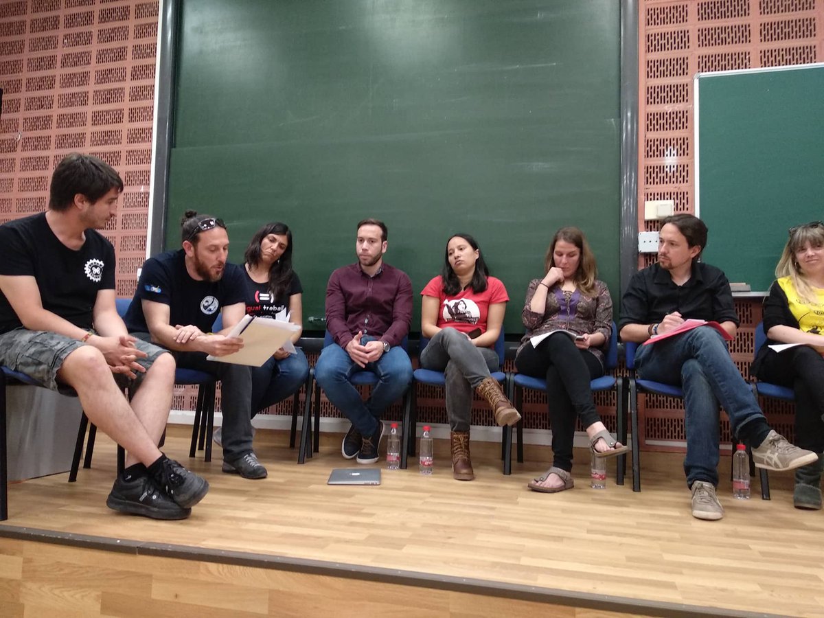DignitatIV_vlc's tweet photo. Hoy estamos reunidas con @nomasprecario y @Pablo_Iglesias_ en València ! #DefiendeLaCiencia #EPIFconDerechos Seguimos con la lucha ! #NO+Precariedad https://t.co/Na5lCfHzzN