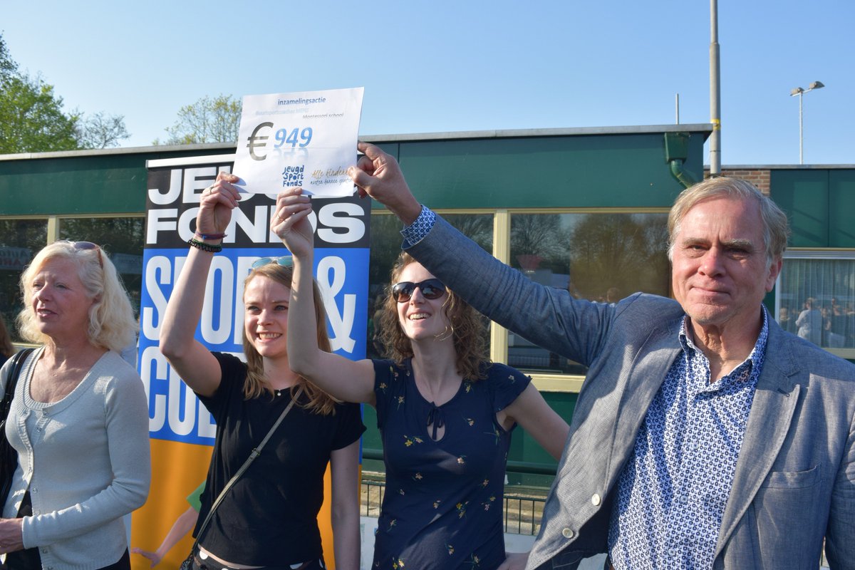 JFSCUtrecht's tweet photo. Op 20 april ontvingen wij samen met @JFCUtrecht en Leergeld De Bilt een mooie cheque van @MENSDeBilt bij de start van de Koningsspelen! Samen met de Montessorischool Bilthoven hebben zij €949,- opgehaald voor de 3 fondsen. Enorm bedankt! #gemeenteDeBilt #allekinderendoenmee https://t.co/qUbNKYqmmP