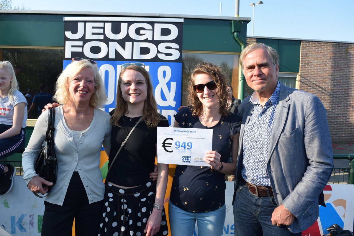 JFSCUtrecht's tweet photo. Op 20 april ontvingen wij samen met @JFCUtrecht en Leergeld De Bilt een mooie cheque van @MENSDeBilt bij de start van de Koningsspelen! Samen met de Montessorischool Bilthoven hebben zij €949,- opgehaald voor de 3 fondsen. Enorm bedankt! #gemeenteDeBilt #allekinderendoenmee https://t.co/qUbNKYqmmP