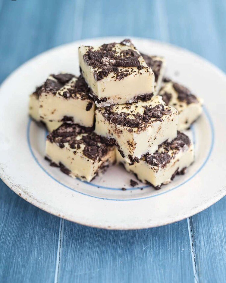 sarahrbakes's tweet photo. Start the weekend on a sweet note with my #threeingredient Oreo fudge - full recipe online here: https://t.co/hQLpgIy1Yw
OR you can watch an exclusive video of me making it for @TheSun here: https://t.co/NjLjEMd4xe
#threeingredientbaking #oreofudge #friday #easyrecipes #fudge https://t.co/5ndvdFMHjT