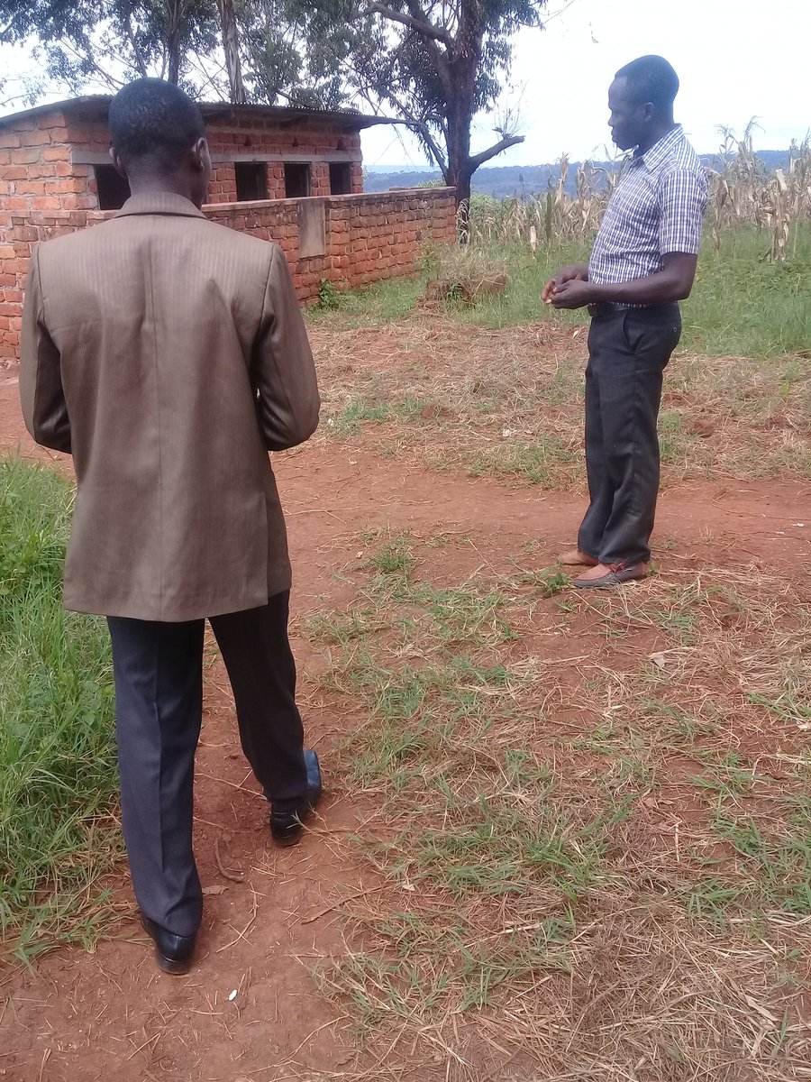 FidesiMashaka's tweet photo. Hivyo ni vyoo vya wanafunzi jumla yapo matundu kumi 10,  Wasichana matundu matano na wavulana matundu matano  yanatumiwa na wanafunzi 727. Hii ipo shule ya msingi #kahama .Shule hii ina uhaba wa vyoo serikali itusaidie. @TZMsemajiMkuu  mkuu@antashastanditiye @joyce ndalichako . https://t.co/jg5TciXiOg