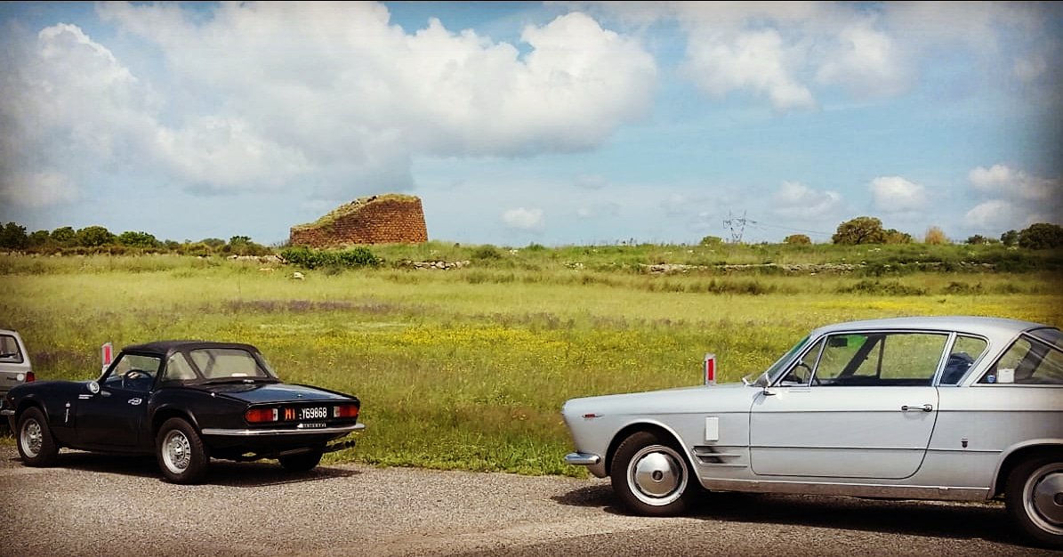 NuragheLosa's tweet photo. Auto storiche al #NuragheLosa: #triumphspitfire
#lancia...e #fiatpanda nell'angolino a sinistra! 😊

Grazie a @gero2barra per la foto! https://t.co/g2m44gvcMq