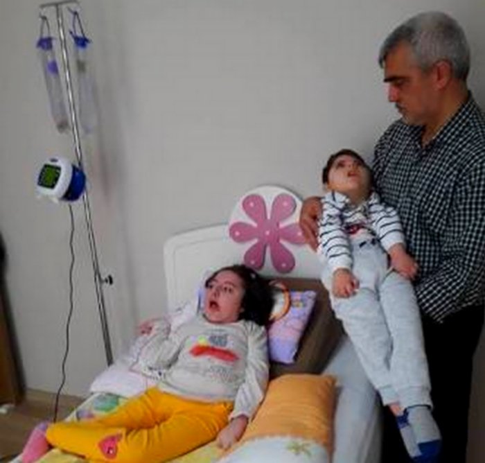 turanfelek's tweet photo. Şu çocuklara yüreği yanmayan insan mıdır!
Yaradılanı sev,yaradandan ötürü!
Ey evlât sahipleri,bu çocuklara iyi bak ve âhından ürper!
Bu gurebâların engelli aylığını kestiniz,annesinin kanatlarını kırdınız!
Baba Seyfullah Çakmak 23 aydır tutuklu,bugün mahkemesi var.
BİTSİN ARTIK! https://t.co/KgSWIB6UQ4