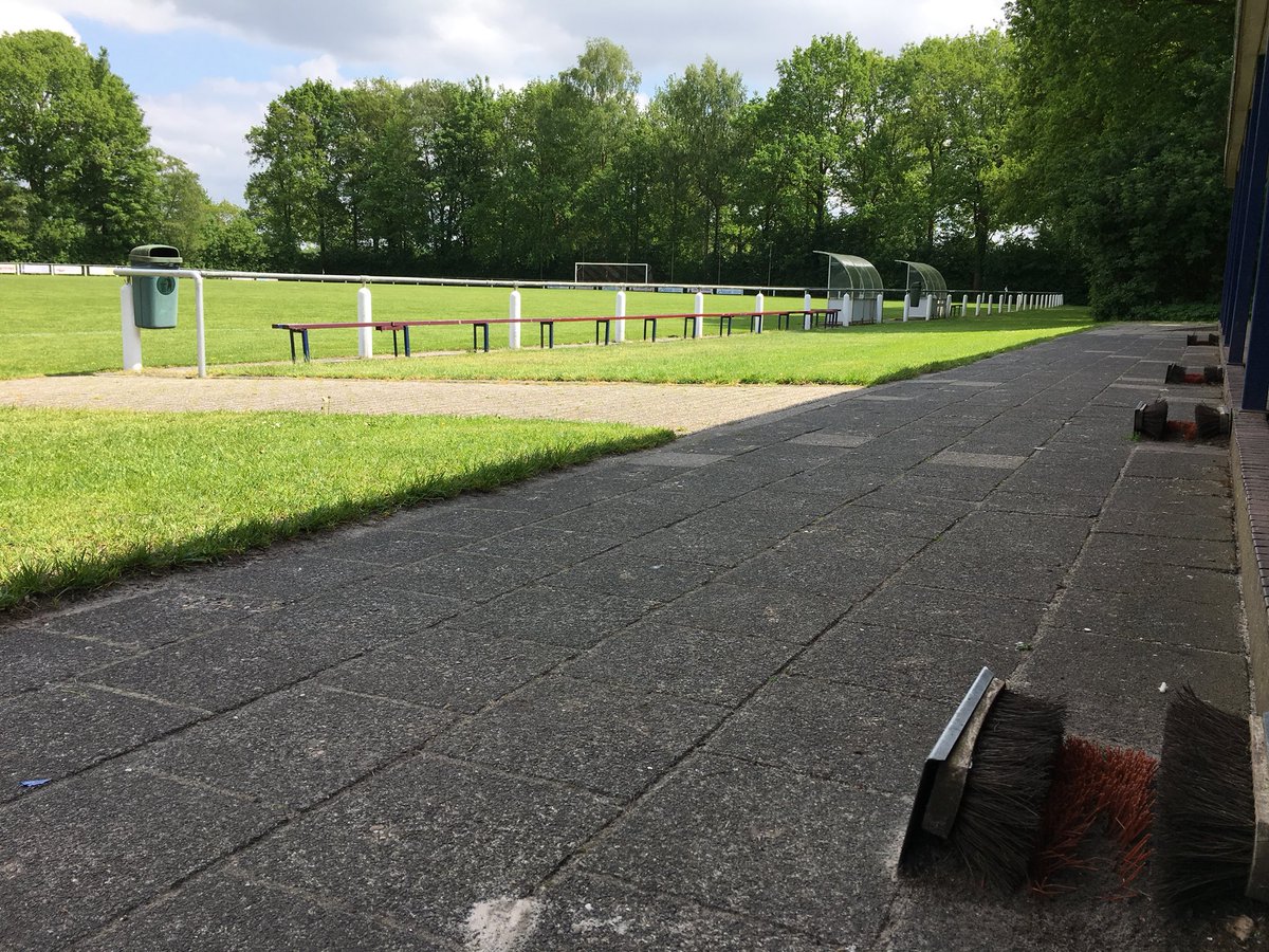 OverdeBal's tweet image. We vallen werkelijk met onze neus in de boter. Ook de sportvelden van @VVBellingwolde mogen er absoluut zijn. Het zit wel goed met de groenvoorziening in de gemeente Westerwolde. Voor het idyllische plaatje ook fijn dat de tractor nog even langsreed #ODBontour