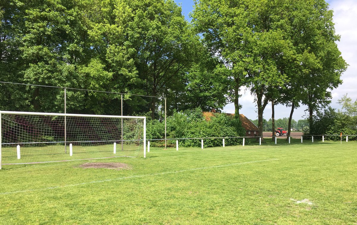 OverdeBal's tweet image. We vallen werkelijk met onze neus in de boter. Ook de sportvelden van @VVBellingwolde mogen er absoluut zijn. Het zit wel goed met de groenvoorziening in de gemeente Westerwolde. Voor het idyllische plaatje ook fijn dat de tractor nog even langsreed #ODBontour
