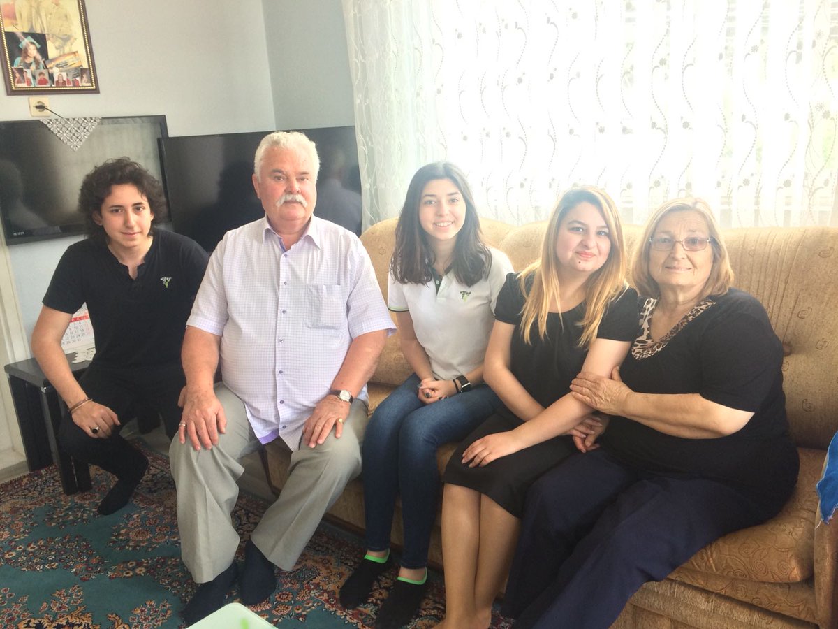 tMBA_Nazilli's tweet photo. t-MBA öğrencilerimiz Nazilli şehit ailelerini ziyaret ederek şehit annelerinin anneler gününü kutlayarak bu özel günde onların yanında oldular. @BetulErok @JalanGK @erincdemirci @TgcbytsKaya #annelergunu #tmbanazilli https://t.co/7oWGrNvt7z