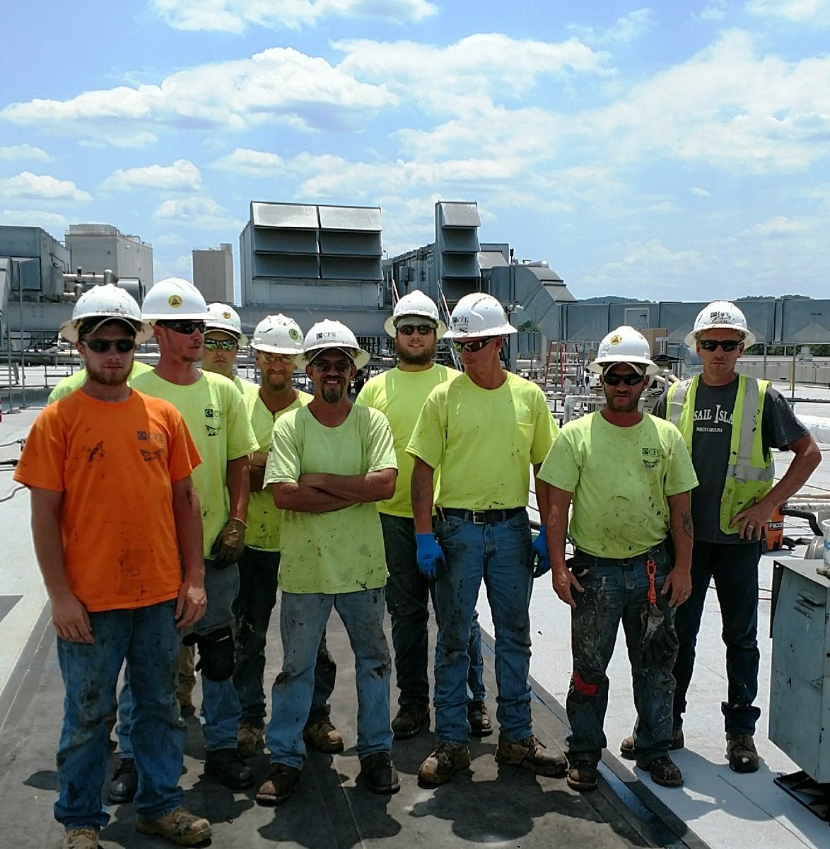 EvansRoofingCo's tweet photo. They may not have the banner but the spirit and the dedication to safety remain the same. Here's a photo of the CFE, Inc. Elmira &amp; CFE, Inc. Virginia teams working on a project in Rome, Georgia.
#StandDown4Safety #OSHAVPP #SafetyFirst #roofing #roofingcontractor #construction https://t.co/coX1v3BdD4