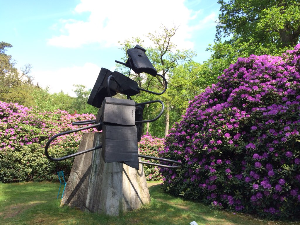 Viajando_blog's tweet photo. Naturaleza y arte combinados en perfecta armonía en el museo @krollermuller de Holanda. Con 185 esculturas en sus jardines y una gran colección de pinturas en su interior, este museo está dentro del PN De Hoge Veluwe, al que puedes acceder en bici 😍

#VisitHolland #VIS_Holanda https://t.co/v5bHdyyIO8