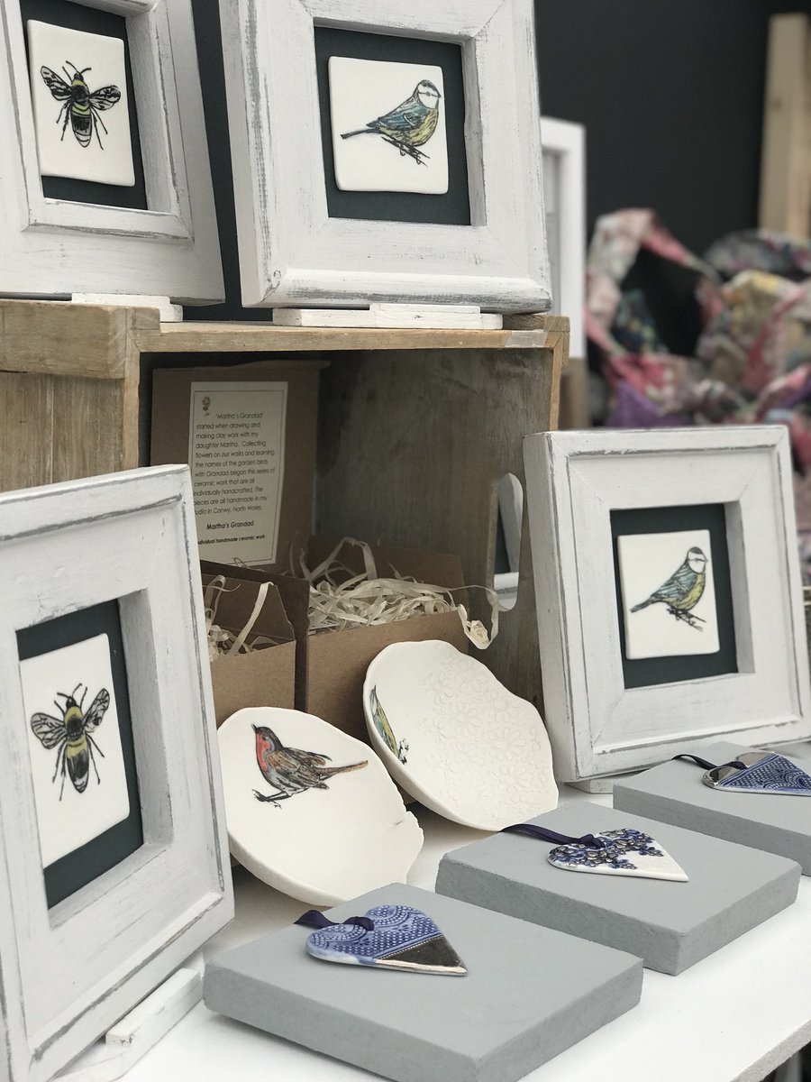 PedddleUK's tweet photo. Delighted I met @KirstieMAllsopp today @RagleyHall @HandmadeFair 
It's a brilliant event and our stallholders are having an amazing day. 
If you are near, pop over to our Pedddle stand to see a selection of talented designer/makers. 
#collaboration https://t.co/hkZ9yy77n0