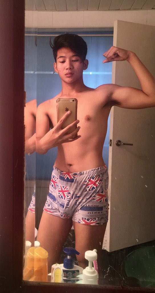 iamSeniorHigh's tweet photo. Hottie https://t.co/URVi9DzuoZ