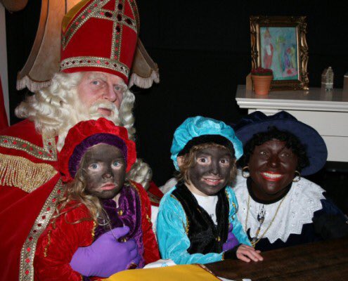 Ég ætla kynna fyrir ykkur hollenska jólasveininn og 2 þrælunum hans , líka hvernig börnin fara í búning um jólin, alltof alltof alltof steikt