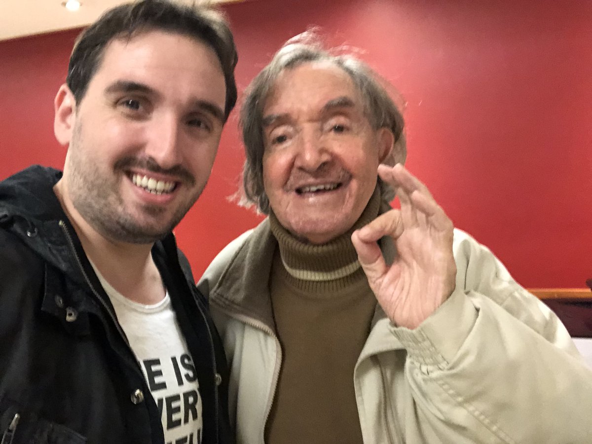 SaulUbaldini's tweet photo. Un lujo que no se tiene todos los días! Encontrarse con el gran @carlitosbalaoficial #carlistosbala y poder traerme esta foto para el recuerdo. #quegustotienelasal #unkiloydospancitos #grosototal #maestro https://t.co/o2sOGjSHSg