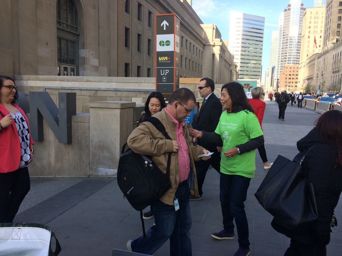 oakenfinancial's tweet photo. “Mary, Mary, quite contrary – how does your garden grow?” Why, with gladiolus bulbs from Oaken Financial, of course! It was great to meet so many people today as part of Oaken’s “Plant for your future” gladiolus bulb giveaway earlier today in Toronto. #GrowWithOaken https://t.co/jO0OeJO6ST