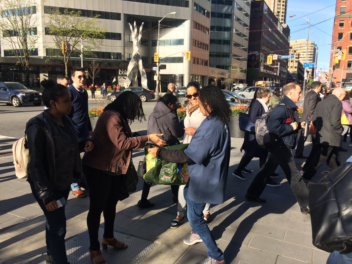 oakenfinancial's tweet photo. “Mary, Mary, quite contrary – how does your garden grow?” Why, with gladiolus bulbs from Oaken Financial, of course! It was great to meet so many people today as part of Oaken’s “Plant for your future” gladiolus bulb giveaway earlier today in Toronto. #GrowWithOaken https://t.co/jO0OeJO6ST