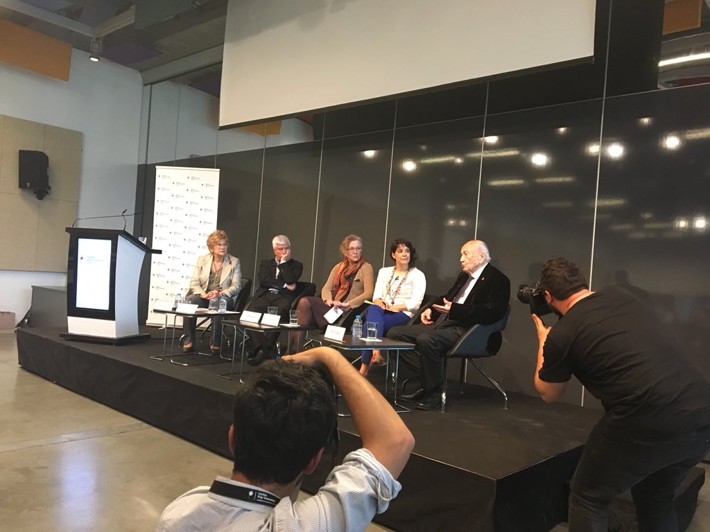 Medya Etiği konusunu Hıfzı Topuz anlatıyor. Bu alanda bir kriz olduğu tespiti ile sözü bağladı üstat. Kim haksız diyebilir? <a href="/ifbilgi/">BİLGİ İletişim Fakültesi</a> <a href="/BiLGiOfficial/">İstanbul Bilgi Üniversitesi</a>