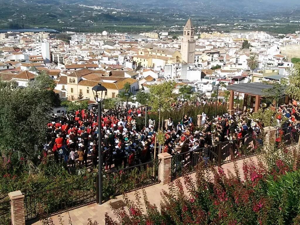 bandaCaridad's tweet photo. Un gran recuerdo de nuestro XXV Aniversario en nuestra I Jornada de Puertas Abiertas en el año 2015. ¿Que recuerdo tenéis de este gran día? https://t.co/9Hbs3K4tRB
