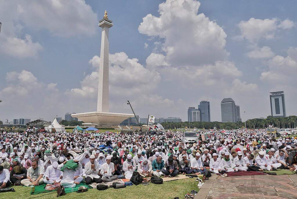 doamuslims's tweet photo. Thousands protesting today in #Jakarta against the planned relocation of the US Embassy to Occupied #Jerusalem.

#GreatReturnMarch #Palestine #Indonesia https://t.co/rV1R063uOF