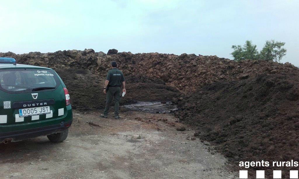 agentsruralscat's tweet image. #Agentsrurals inspeccionen apilaments temporals d fems orgànics i gestió residus agropecuaris a #LaSecuita #Perafort i #ElsPallaresos  #Tarragonès
Comproven risc contaminació x escolament, distància a zones habitades i durada màxima d'apilament segons tipus d fems @agriculturacat